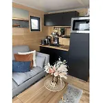 Πλωτό κατάλυμα Ahoy Masal Modern Retreat Λίμπεκ