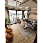 Ahoy Masal Modern Retreat Πλωτό κατάλυμα *