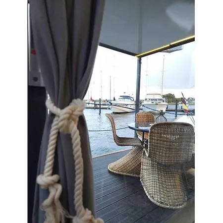 Ahoy Masal Modern Retreat Botel *