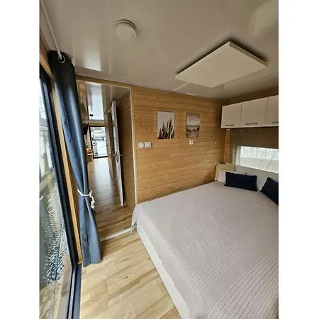 Ahoy Masal Modern Retreat Hotel na wodzie