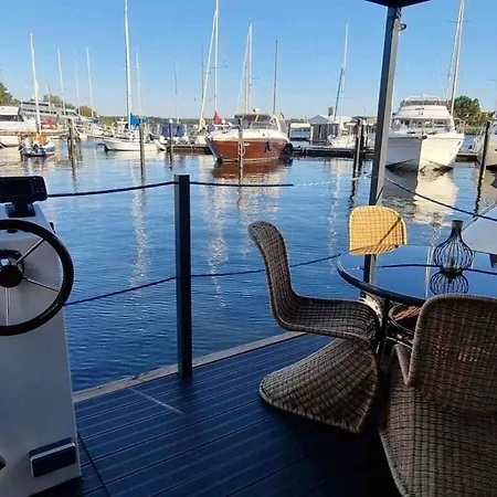 Ahoy Masal Modern Retreat Botel