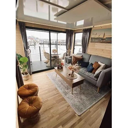 Ahoy Masal Modern Retreat Botel *
