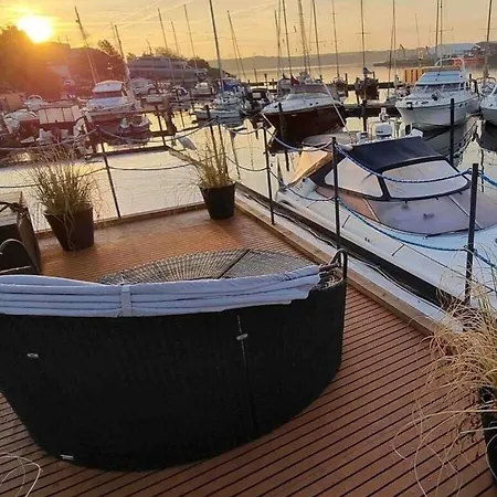 Ahoy Masal Modern Retreat Hotel na wodzie