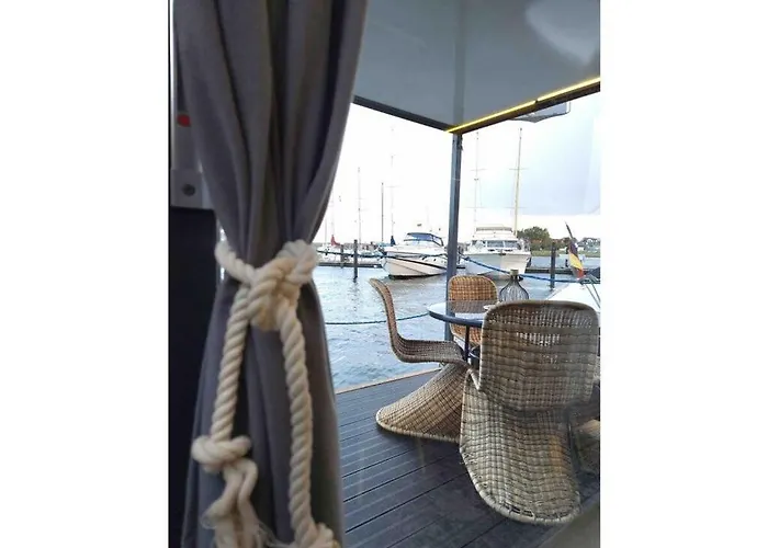 Ahoy Masal Modern Retreat Botel *