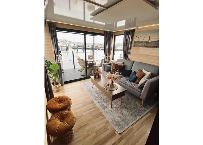 Ahoy Masal Modern Retreat Botel *