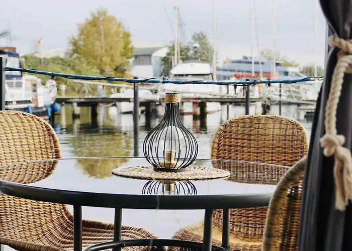 Ahoy Masal Modern Retreat Botel