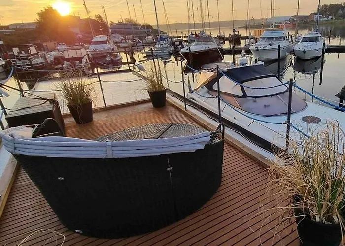 Ahoy Masal Modern Retreat Botel